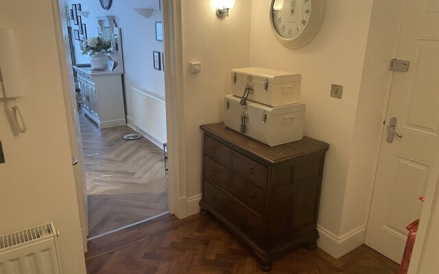 Stunning 2-bed-2bath Apt in Whitby With Parking