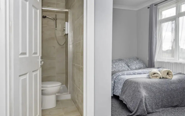 Shirley House 2 Guest House Self Catering by Southampton General Hospital