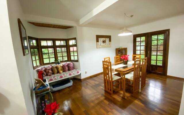 Casa confortável com churrasqueira na Granja Viana
