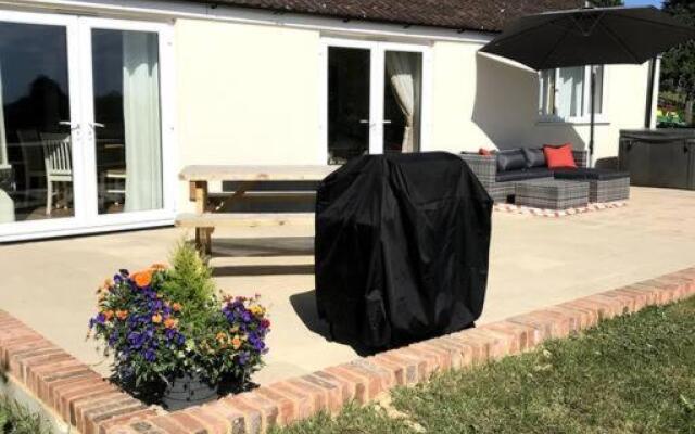 Lovely two bedroom bungalow with hot tub