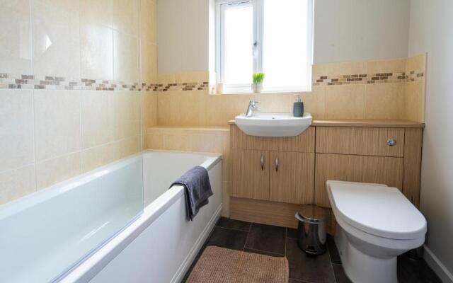 Bright & modern 4 bedroom townhouse