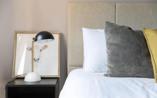 Stunning 1 Bed Merchant City Apartment with Parking