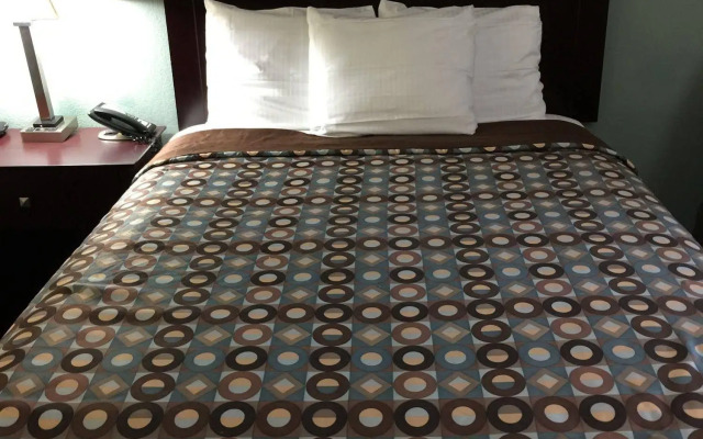 Pearsall Inn & Suites