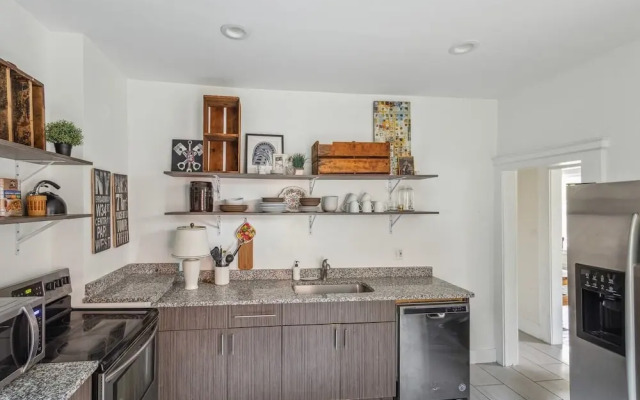 Comfortable 6-bedroom Retreat Minutes to Downtown