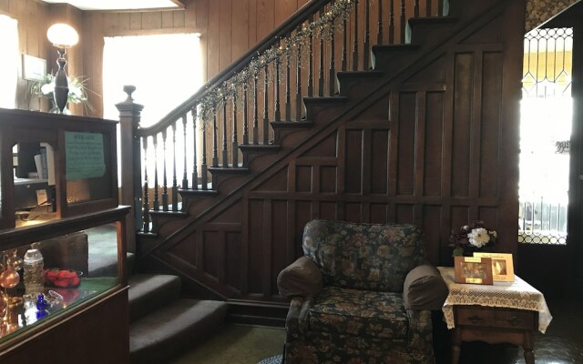 Colonial Hotel-Motel