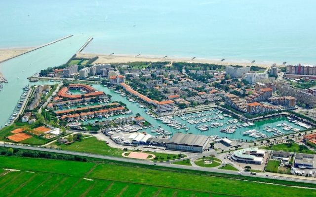 Sea Front Apartment With Swimming Pool