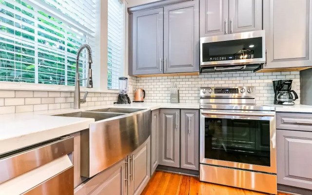 5 Bedroom Apartment near French Quarter by Hosteeva