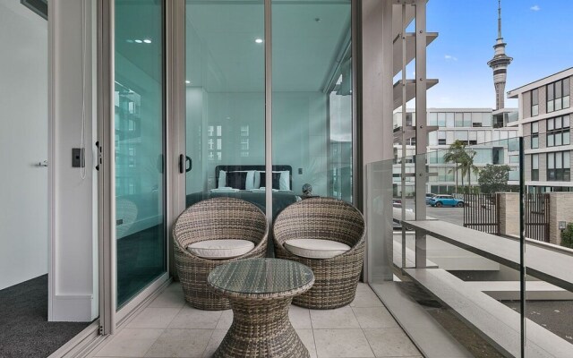 QV Upscale Modern Apt with Parking -965