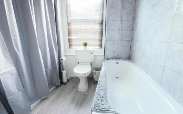 NEW Sleek and Chic 1BD Brighton Flat - Sleeps 3