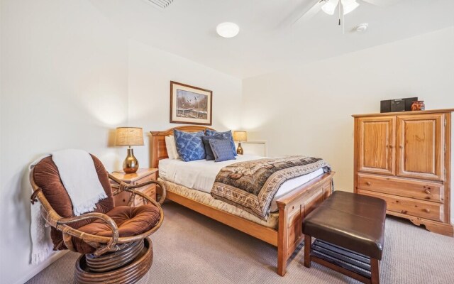 Snowflake Lookout 3 Bedroom Duplex by RedAwning