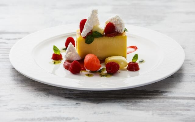 Shaw Hill Hotel Golf And Country Club