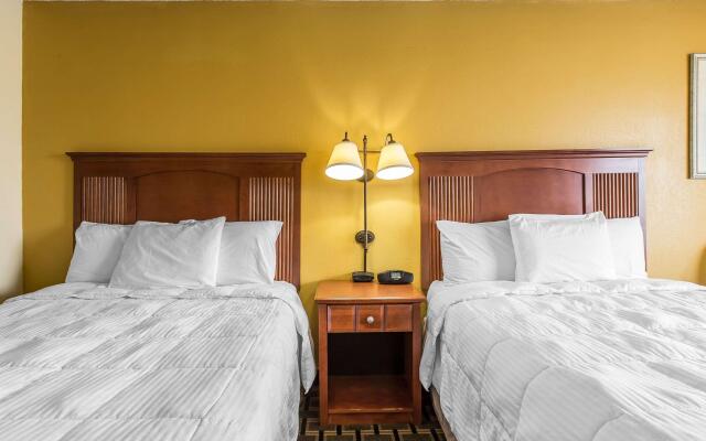 Econo Lodge Byron near Historic District - Warner Robins