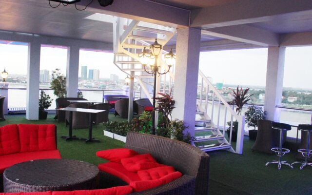 Paragon Central Hotel & Sky Bar
