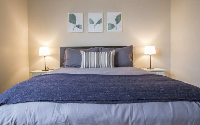 MARINA PRESIDENTIAL SUITE w AMAZING VIEWS & AMENITIES