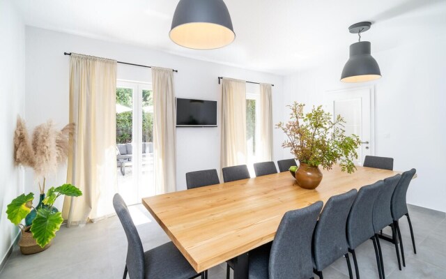Beautiful Home in Molunat With Wifi and 8 Bedrooms