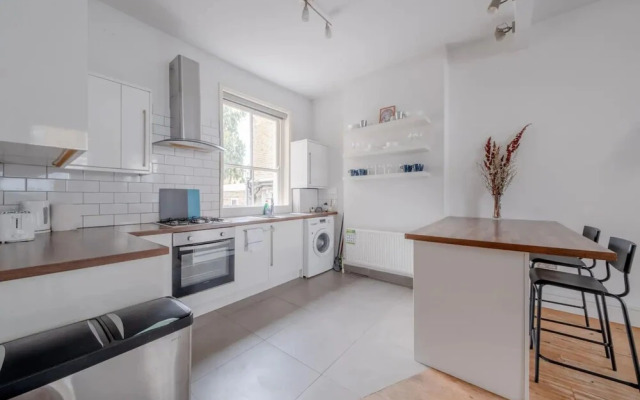 Lovely 3 Bedroom Apartment in Clapton With Garden