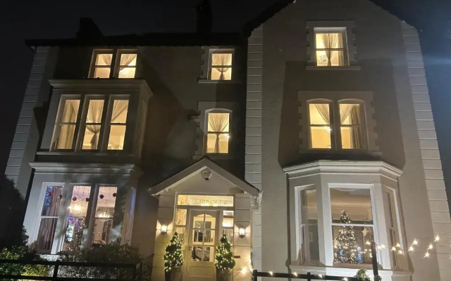 Lansdowne House with Private Car Park