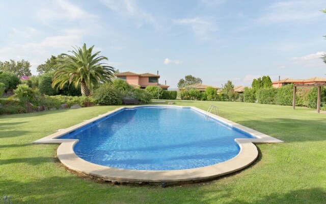 Quaint Villa in Navata With Fenced Garden