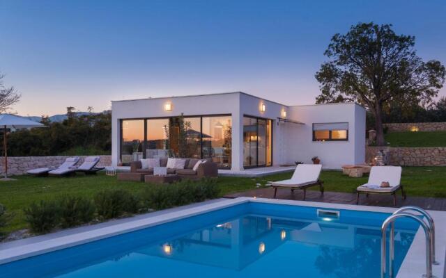 Luxury Villa Luminosa