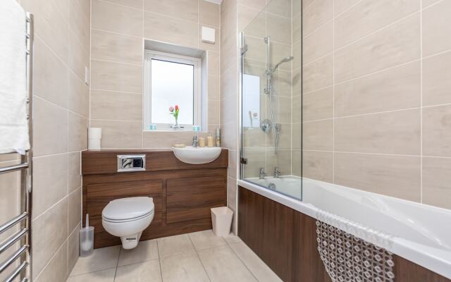 2BR Apt-sleeps 5-accessible-central Dartford