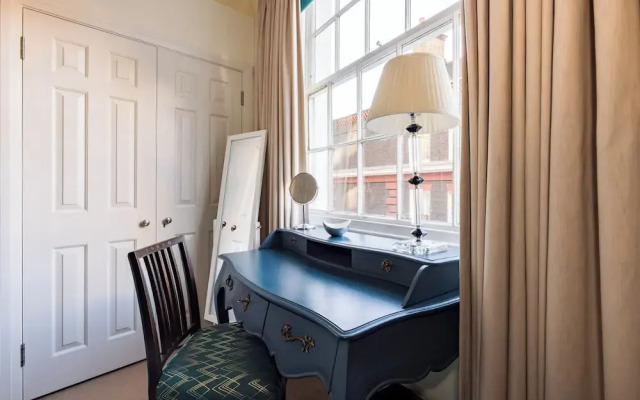 Mayfair 3-bed 5-guest Berkeley Square 1729 House