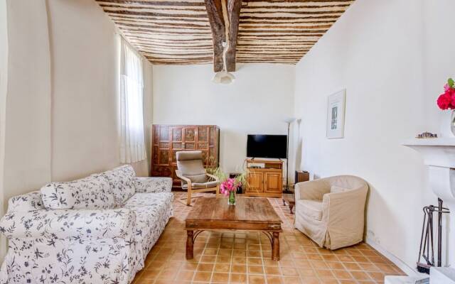 Quaint Holiday Home in Rustrel With Swimming Pool