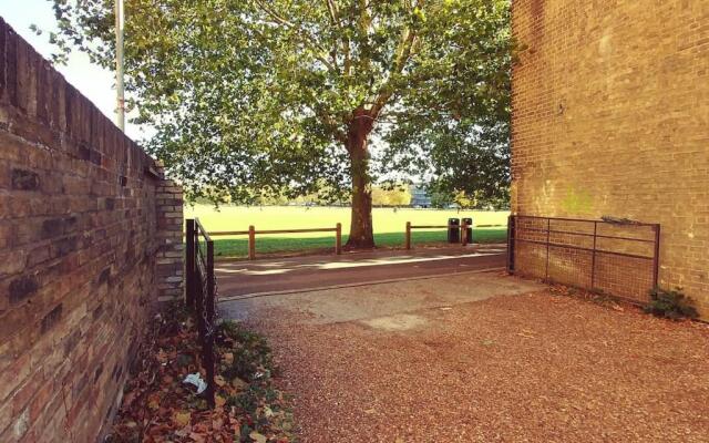 City Centre Location - Over Looking Parkers Piece! Private Entrance