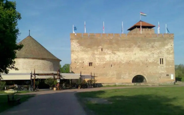 Hold Utcai Vendégváró