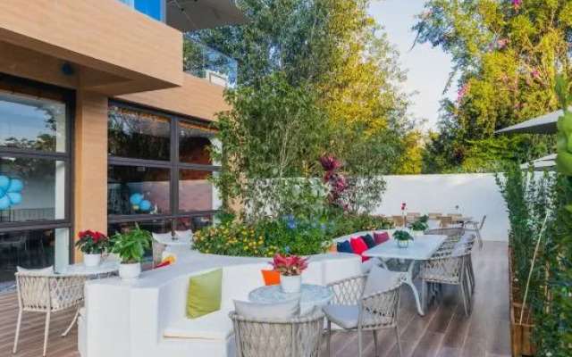 Xishuangbanna Jinghong No.1 Mansion (Splashing Square)