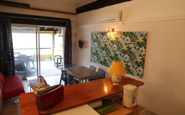 Les Pieds Dand L'Eau