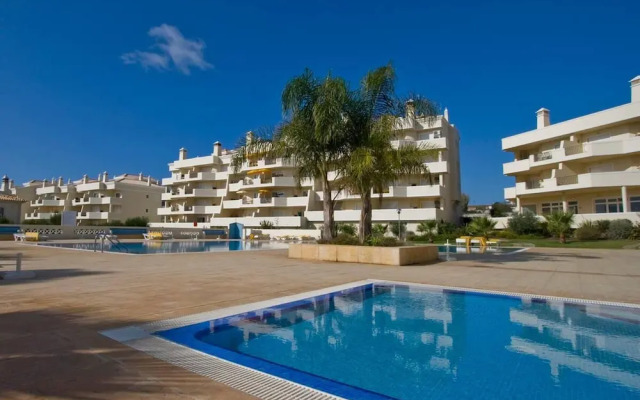Stylish 2BR Apartment With Pool, Parking & Wifi