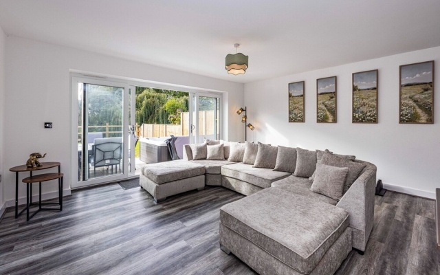4 Riverside Mews
