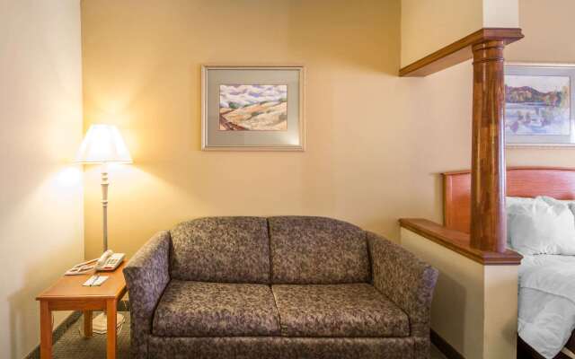 Quality Inn & Suites MidAmerica Industrial Park Area