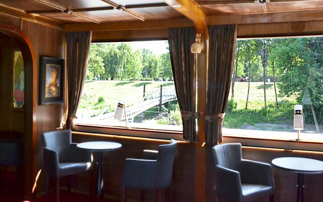 Compass River City Boatel