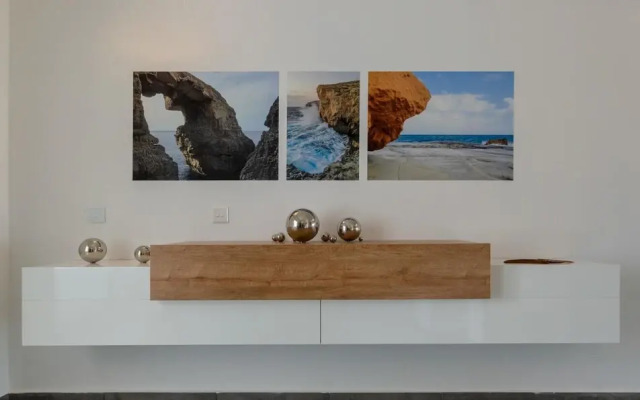 2 Bed Apartment w Distant Sea and Country Views