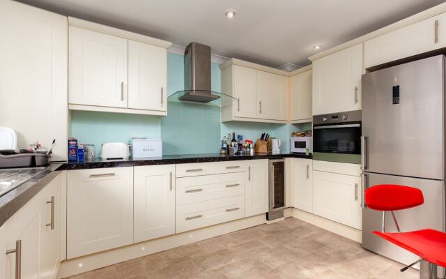 Metropolitan Close - Deluxe Guest Room 2