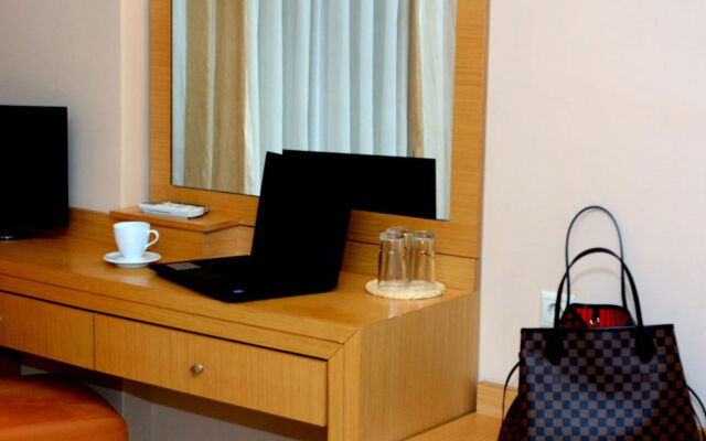 Evia Hotel & Suites
