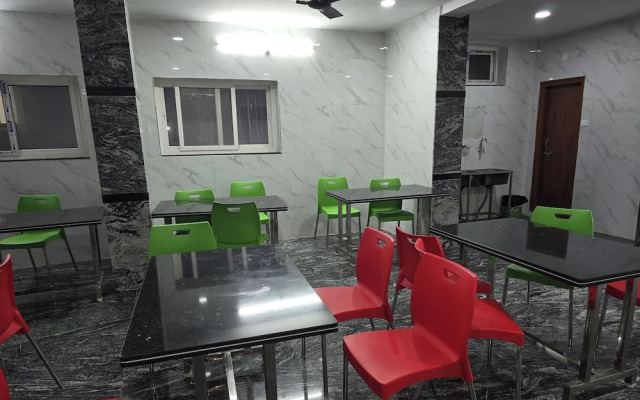 Om Sri Vigneshwara Palani Grand Hotel