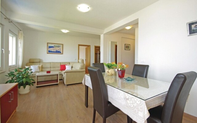 Amazing Home in Makarska With Wifi and 6 Bedrooms