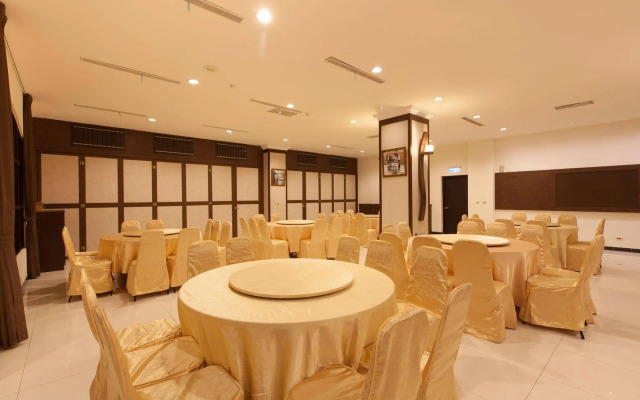 F Hotel - Sanyi
