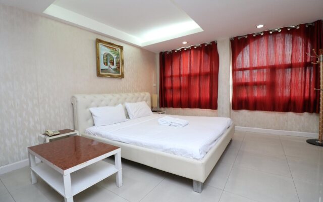 OYO 128 Avy Hotel