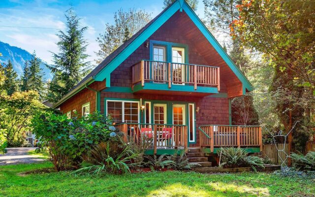 Riverfront Gold Bar Cabin by Hiking & Stevens Pass