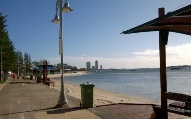 Grand Hotel Apartments Gold Coast by owner