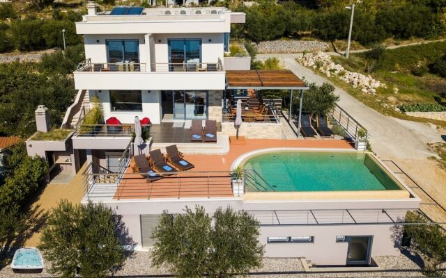 Last Minute Offer,heated Infinity Pool,sea and Mountain View,