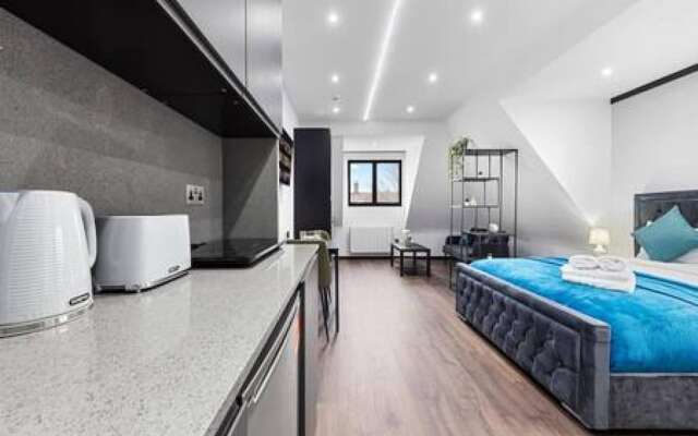 Luxury Spacious 2 Person Suite in North London
