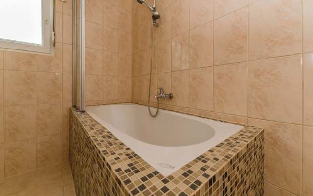 Spacious Villa in Maslenica with Swimming Pool