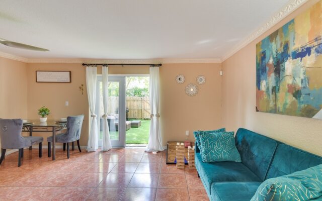 Opa-locka Townhome, 15 Mi to Miami Beach!