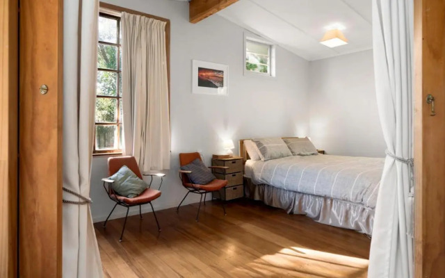 The Little Blue Bach - Waikanae Beach Holiday Home