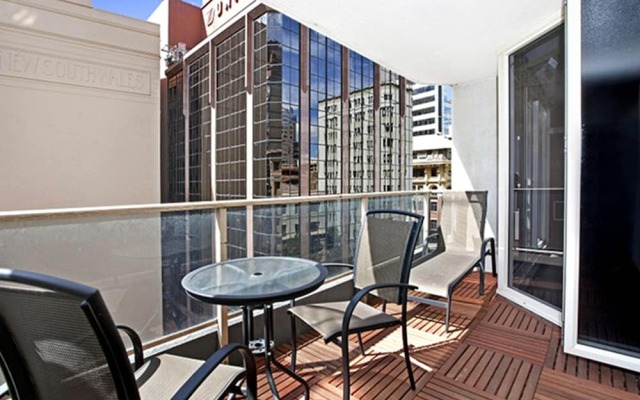 Sydney CBD 2 Bedroom Apartment with Balcony