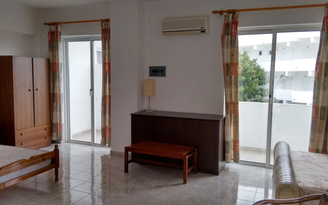 Chaplins Studios & Splash Pool Bar